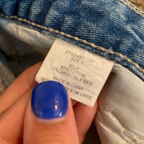 Embroidered distressed mom shorts - Picture 2 of 3